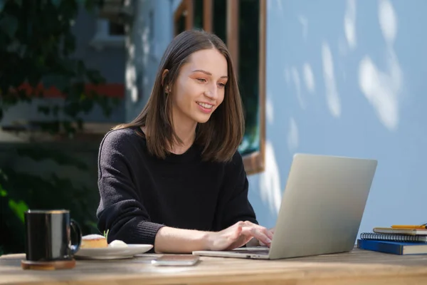 Beautiful Young Woman Working Online Laptop While Sitting Outdoor Coffee — Fotografia de Stock