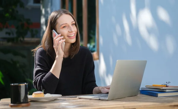 Linda Jovem Mulher Ter Agradável Telefone Conversa Usando Laptop Livre — Fotografia de Stock