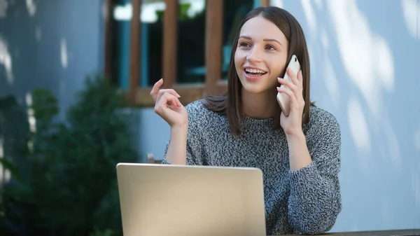 Schöne Junge Frau Telefoniert Und Benutzt Laptop Freien — Stockfoto