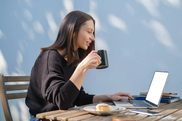 Vista Lateral Jovem Mulher Feliz Bebendo Café Navegando Internet Laptop — Fotografia de Stock