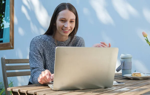 Усміхнена Біла Жінка Фрілансер Має Відеодзвінок Ноутбук Під Час Сидіння — стокове фото
