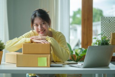 Karton kutu ürünü olan başarılı bir küçük işletme girişimcisiydi. Çevrimiçi satış, E-ticaret kavramı.