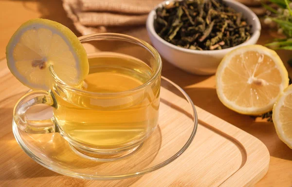 Bir bardak taze yeşil limonlu bitki çayı.,  