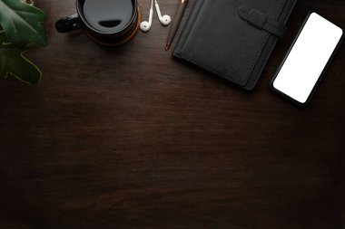 Üst manzara, düz telefon defteri ve kahve fincanı ahşap masanın üzerinde. Reklam tasarımınız için boşluk ve boşluk ekran kopyala.