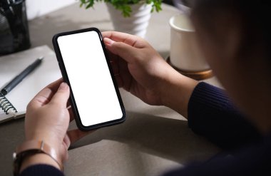 İş yerinde cep telefonu tutan kadını yakın çekim. Reklam tasarımınız için boş ekran.