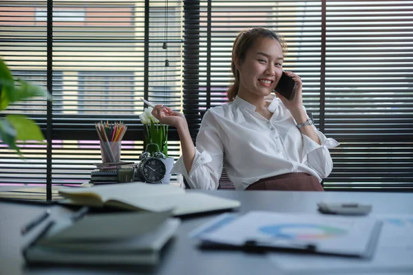 Asian Millennial Business Woman Having Pleasant Conversation Mobile Phone — Stockfoto