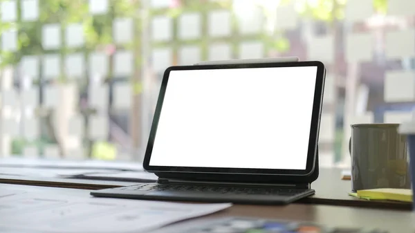 Digitales Tablet Mit Leerem Display Dokument Und Kaffeetasse Auf Weißem — Stockfoto