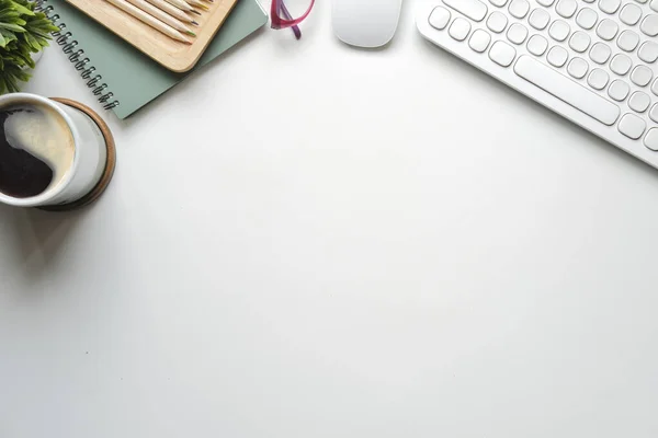 Weißer Bürotisch Mit Tastatur Brille Maus Und Kaffeetasse Draufsicht Mit — Stockfoto