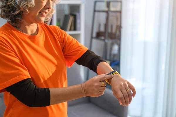 Kobieta Fitness Odpoczywa Sprawdza Tętno Smartwatch Koncepcja Technologii Sportowej Sprawdzania — Zdjęcie stockowe