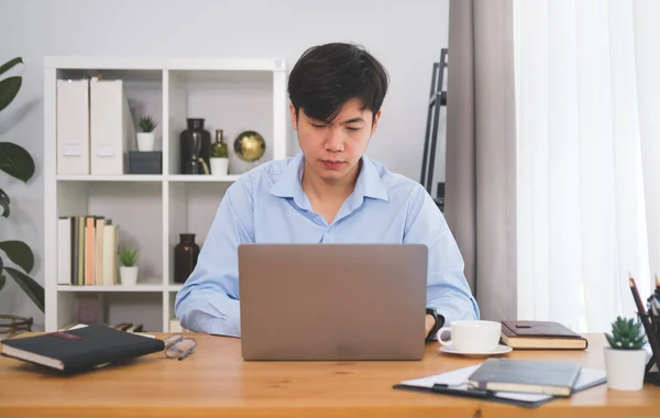 亚洲男子自由职业者在家用电脑平板电脑上网工作 — 图库照片