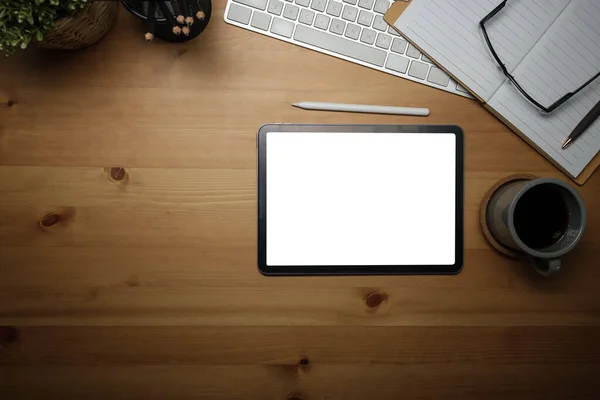 Boş Ekranlı Dijital Tabletin Üst Görünümü Kahve Fincanı Defteri Klavye — Stok fotoğraf