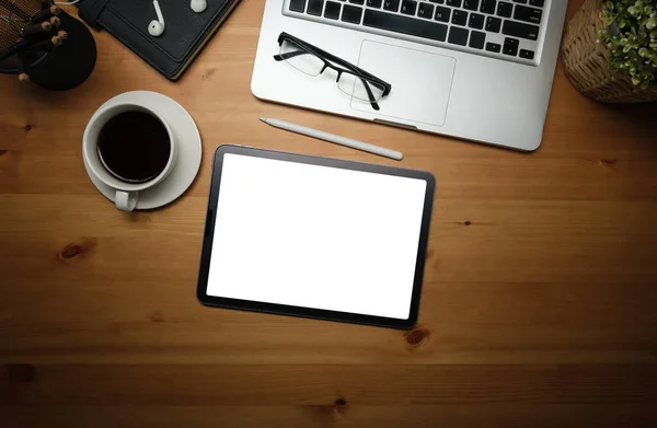 Düz Yerde Üst Tarafta Boş Ekranlı Dijital Tablet Ahşap Masada — Stok fotoğraf
