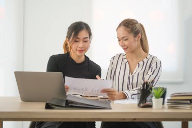 Ofiste yeni projede birlikte çalışan iki genç bayan meslektaşım..