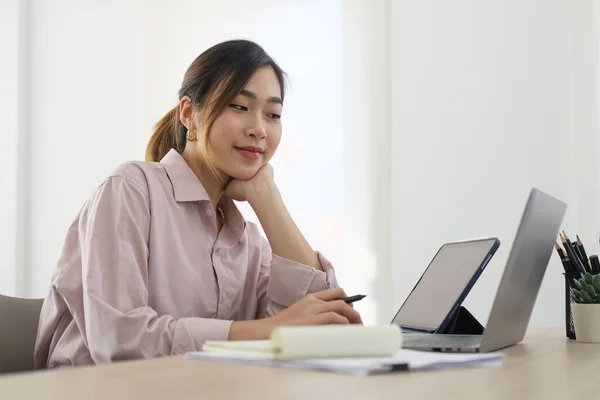 明るいオフィスに座って コンピュータ画面上の財務グラフを分析する集中女性ビジネスリーダー — ストック写真