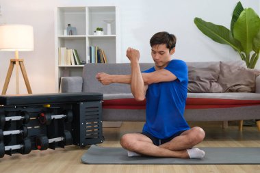 Aktif milenyum erkeğinin portresi evde sabah antrenmanı yapıyor. Spor yaşam tarzı ve vücut geliştirme konsepti. 