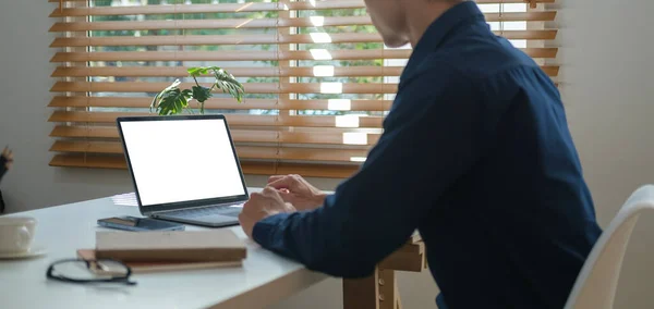 Дорослий Бізнесмен Сидить Яскравому Офісі Використовує Ноутбук — стокове фото