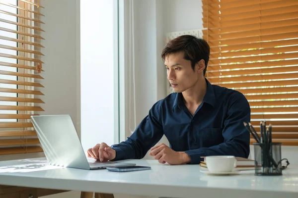 Focused Male Businessman Entrepreneur Working Laptop Office Desk — Stock Photo, Image