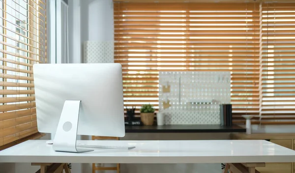 家庭办公室内部 白色桌子上有电脑显示器 家居用品和文具 — 图库照片