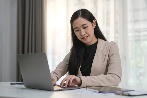 사무실에서 즐겁게 일하는 컴퓨터를 사용하며 인터넷으로 의사소통을 아시아 관리자의 — 스톡 사진