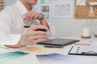 Mobese tasarımcısının cep telefonu için yeni bir uygulama tasarımı ve planlama uygulaması geliştirmesi üzerinde çalışırken çekilmiş görüntüsü