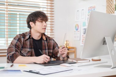 Web tasarımcısı çalışma istasyonunda cep telefonu için yeni bir uygulama tasarımı ve planlama uygulaması geliştirmesi üzerinde çalışıyor.