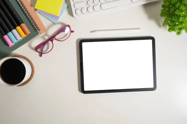 Düz Konum Boş Ekranlı Dijital Tabletin Üst Görünümü Beyaz Masadaki — Stok fotoğraf