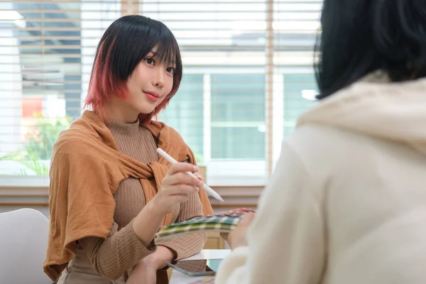 Asiatisk Kvinnlig Inredningsdesigner Väljer Färg Från Prover För Heminredning Projekt — Stockfoto