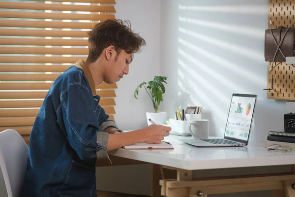 Creative Male Freelancer Sitting Desk Front Laptop Computer Making Notes — Stock Photo, Image