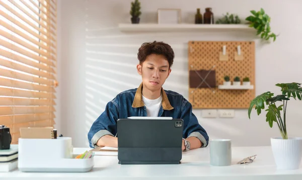 Fokuserade Unga Asiatiska Manliga Student Sitter Vid Skrivbordet Och Titta — Stockfoto