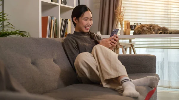 Mujer Joven Sonriente Sentada Sofá Casa Compras Chat Línea Red —  Fotos de Stock