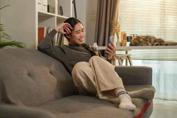 Щаслива Азіатка Любить Спілкуватися Інтернеті Ходити Телефону Сидячи Вдома Дивані — стокове фото