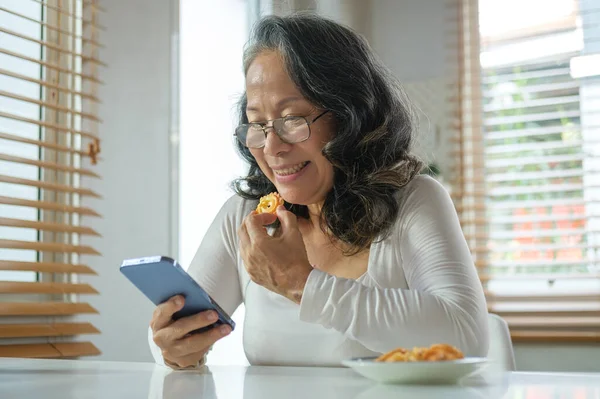 Uśmiechnięta Kobieta Średnim Wieku Korzystająca Aplikacji Mobilnych Wysyłająca Wiadomości Tekstowe — Zdjęcie stockowe