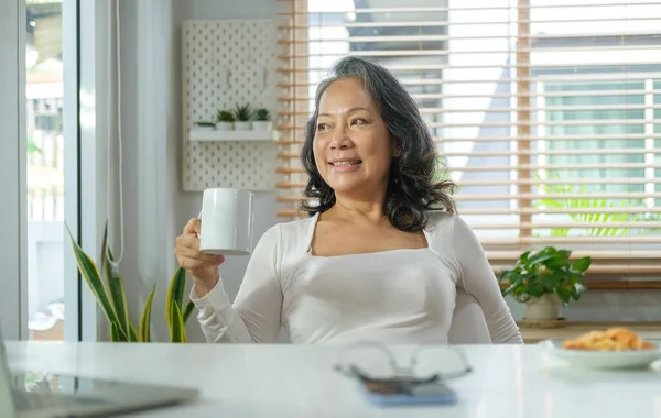 Pokojowa Kobieta Średnim Wieku Pije Poranną Kawę Patrzy Przez Okno — Zdjęcie stockowe