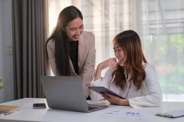 Mutlu iş arkadaşları tartışıyorlar, ofiste birlikte çalışıyorlar..