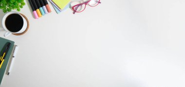 Kahve, bardak, defter ve saksı bitkisi olan beyaz ofis masası. Kopyalama alanı olan üst görünüm.