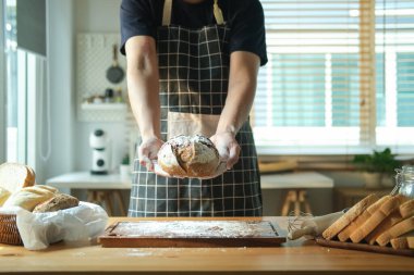  Eller taze pişmiş ev yapımı çavdar ekmeği.