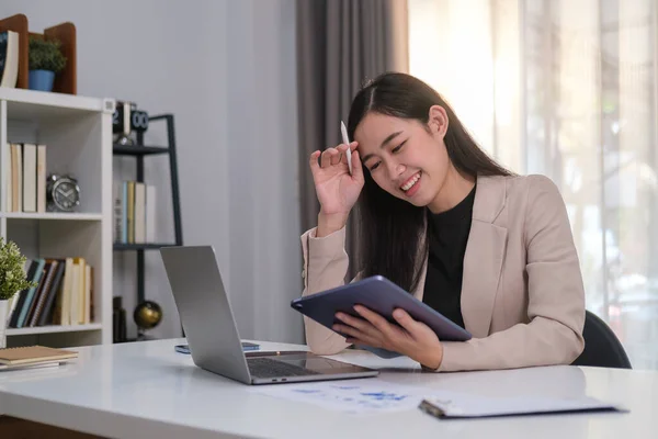 Sorrindo Jovem Empresária Sentada Frente Laptop Mesa Escritório Usando Tablet — Fotografia de Stock