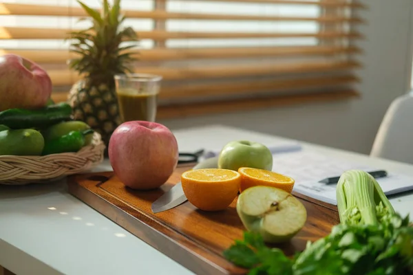 新鲜水果 蔬菜和饮食计划纸放在白桌上 健康的生活方式和适当的营养概念 — 图库照片