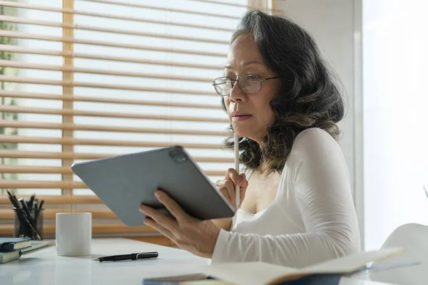 Nowoczesna Starsza Kobieta Luźnych Ciuchach Używająca Tabletu Cyfrowego Domu Koncepcja — Zdjęcie stockowe