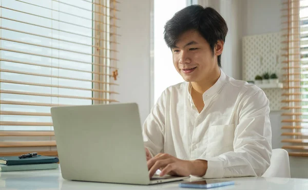 英俊的商人企业家看着在互联网上工作的屏幕 在笔记本电脑上输入电子邮件 — 图库照片