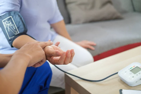 Krankenschwester Misst Den Blutdruck Einer Älteren Frau Gesundheitsdienstleistung Und Konzept — Stockfoto