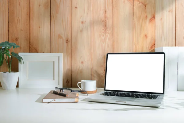 白色工作台上装有空白屏幕 咖啡杯和文具的笔记本电脑 — 图库照片
