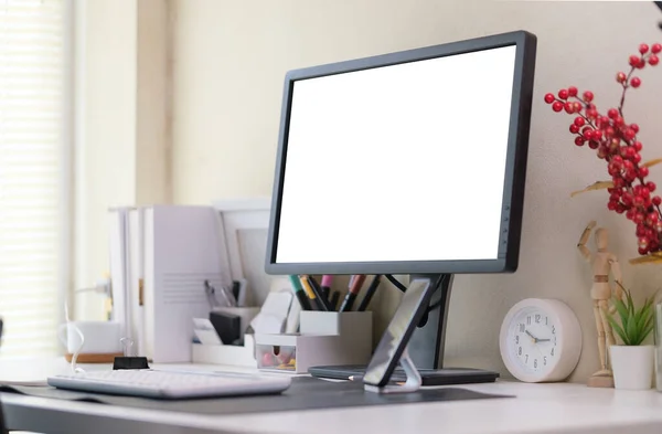 Leere Computermonitore Und Bürobedarf Auf Weißem Tisch Modernen Arbeitsplatz — Stockfoto