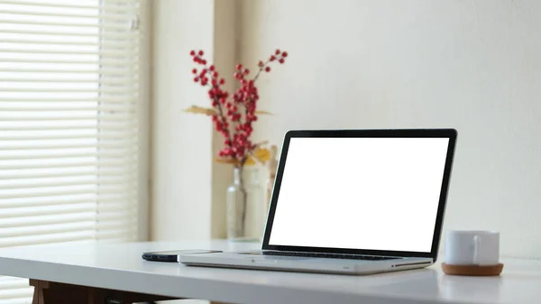 现代职场 笔记本电脑 智能手机和一杯咖啡放在白桌上 — 图库照片