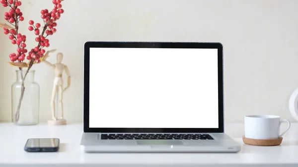 Zamknij Widok Laptopa Pustym Ekranem Smartfon Filiżanka Kawy Białym Stole — Zdjęcie stockowe
