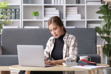 Evde dizüstü bilgisayarla çalışan milenyum kadın serbest çalışanı. İnsanlar, teknoloji ve yaşam tarzı kavramı.