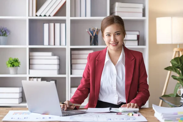 Πορτρέτο Της Επιτυχημένης Επιχειρηματία Πολυτελές Κόκκινο Κοστούμι Χρησιμοποιώντας Φορητό Υπολογιστή — Φωτογραφία Αρχείου