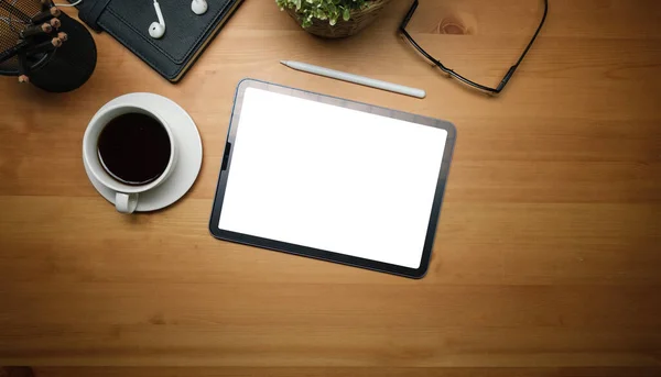 数字平板电脑 咖啡杯和笔记本的顶视图放在木制桌子上 空白屏幕 用于广告文本 — 图库照片