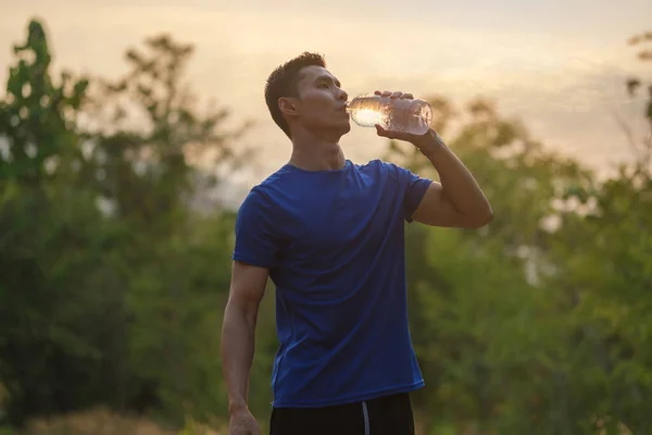 Thirsty Male Athlete Taking Break Fitness Workout Outdoors Drinking Water — Stock Photo, Image