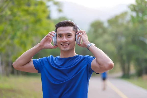 Sportowy Młodzieniec Sporcie Nosi Słuchanie Muzyki Słuchawkach Podczas Przerwy Porannym — Zdjęcie stockowe